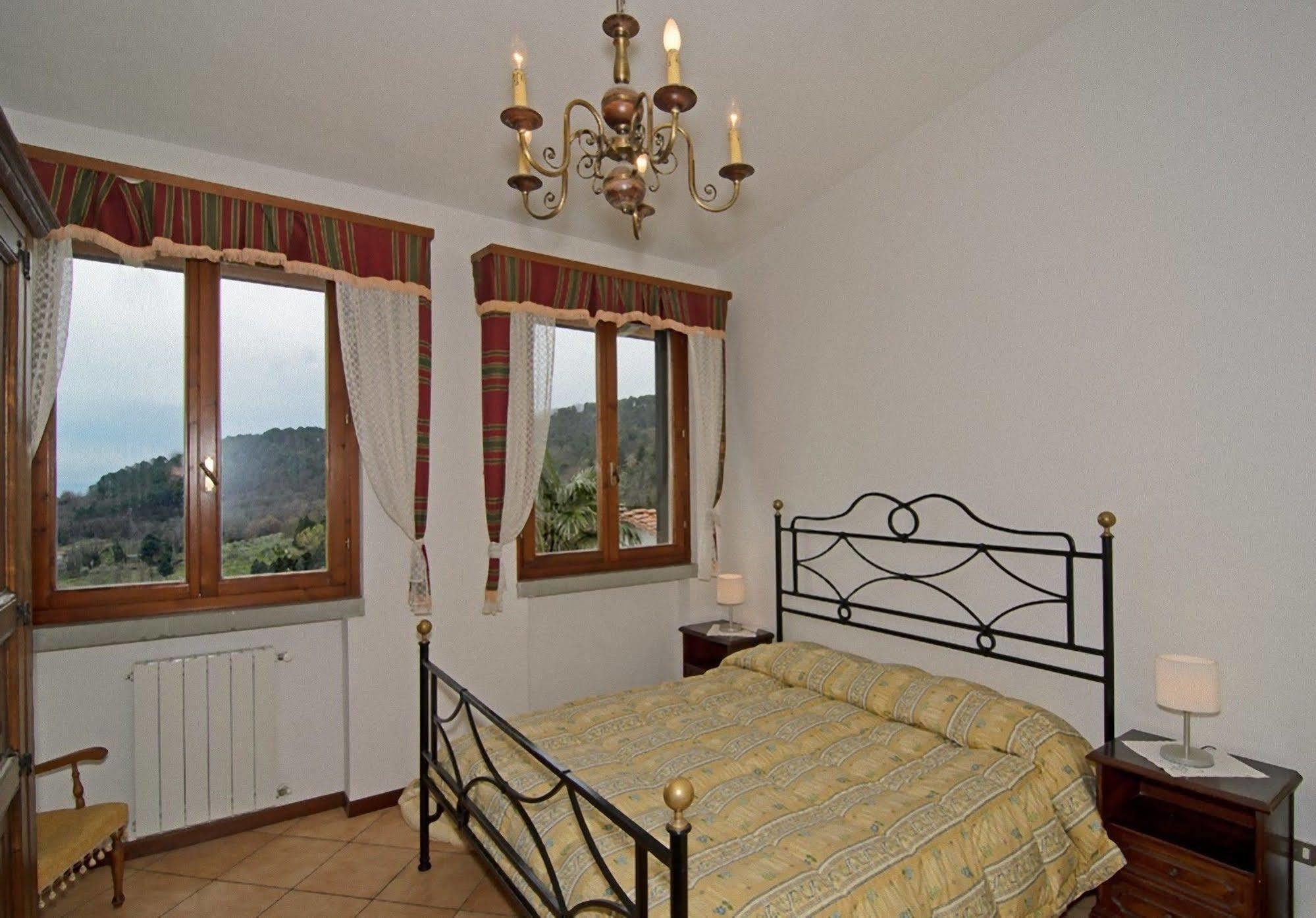 Podere"Sulle Soglie Del Bosco" Appartament And Rooms Pescia Bagian luar foto